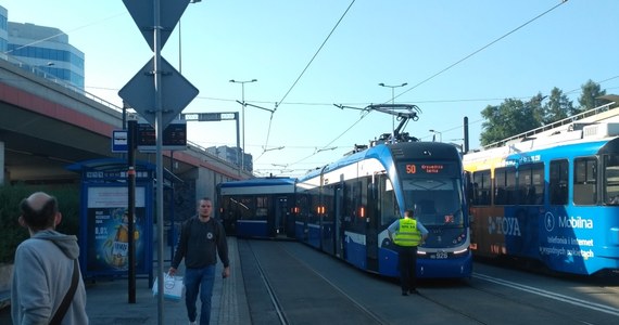 Na rondzie Mogilskim w Krakowie wykoleił się tramwaj linii numer 50. Przez godzinę zablokowany był ruch tramwajów w stronę Dworca Głównego.