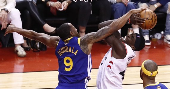 Broniący tytułu koszykarze Golden State Warriors pokonali na wyjeździe Toronto Raptors 109:104 w drugim meczu finału ligi NBA. W rywalizacji do czterech wygranych spotkań jest teraz remis 1-1.