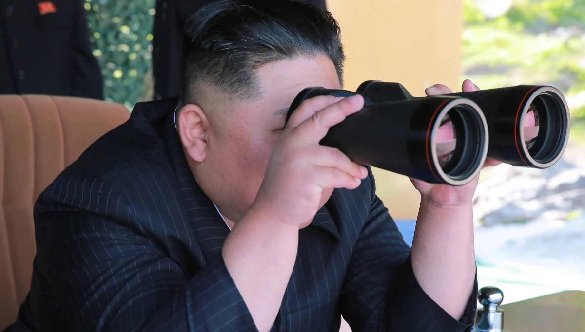 Jeden z najważniejszych urzędników Korei Północnej Kim Jong Czul, który według południowokoreańskiej prasy miał zostać zesłany do obozu pracy, pojawił się publicznie w towarzystwie Kim Dzong Una - wynika z informacji północnokoreańskiego dziennika "Rodong Sinmun". 