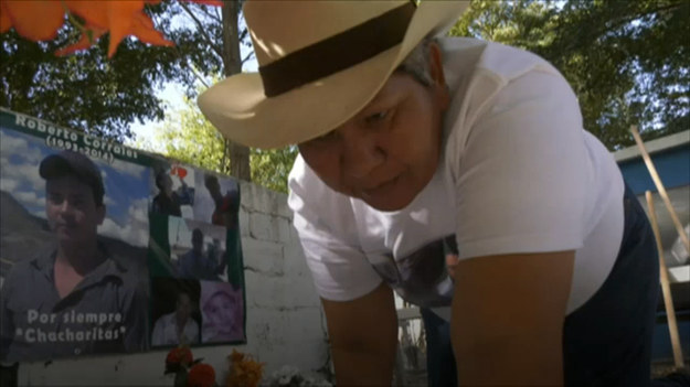 Stan Sinaloa to matecznik najpotężniejszego kartelu narkotykowego w Meksyku, który porywa i zabija młodych ludzi. Co najmniej 40 tys. Meksykanów uznaje się za zaginionych. Grobów szukają matki, używają prymitywnych narzędzi.