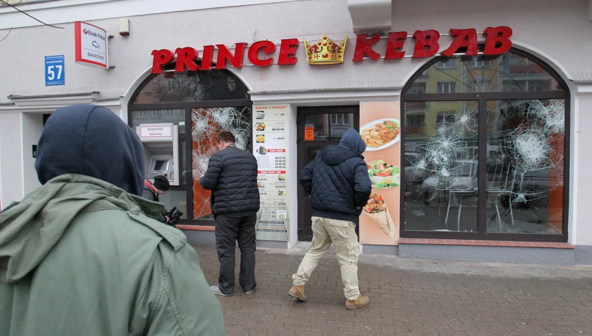 Na 12 lat więzienia Sąd Okręgowy w Suwałkach skazał Tunezyjczyka Lassada A., oskarżonego o zabójstwo 21-latka niedaleko baru z kebabem w Ełku (woj. warmińsko-mazurskie). Skazany ma także zapłacić w sumie 70 tys. zł zadośćuczynienia matce i siostrze zmarłego.