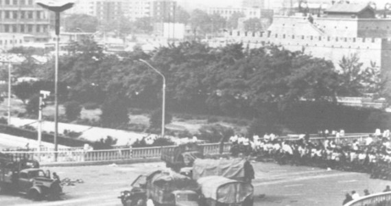 200 demonstrantów, w tym 36 studentów, zginęło w masakrze na pekińskim Placu Tiananmen – poinformowały tamtejsze władze. Czołgi zaatakowały tam kilkutysięczną demonstrację studentów, którzy okupowali Plac Niebiańskiego Spokoju. 
