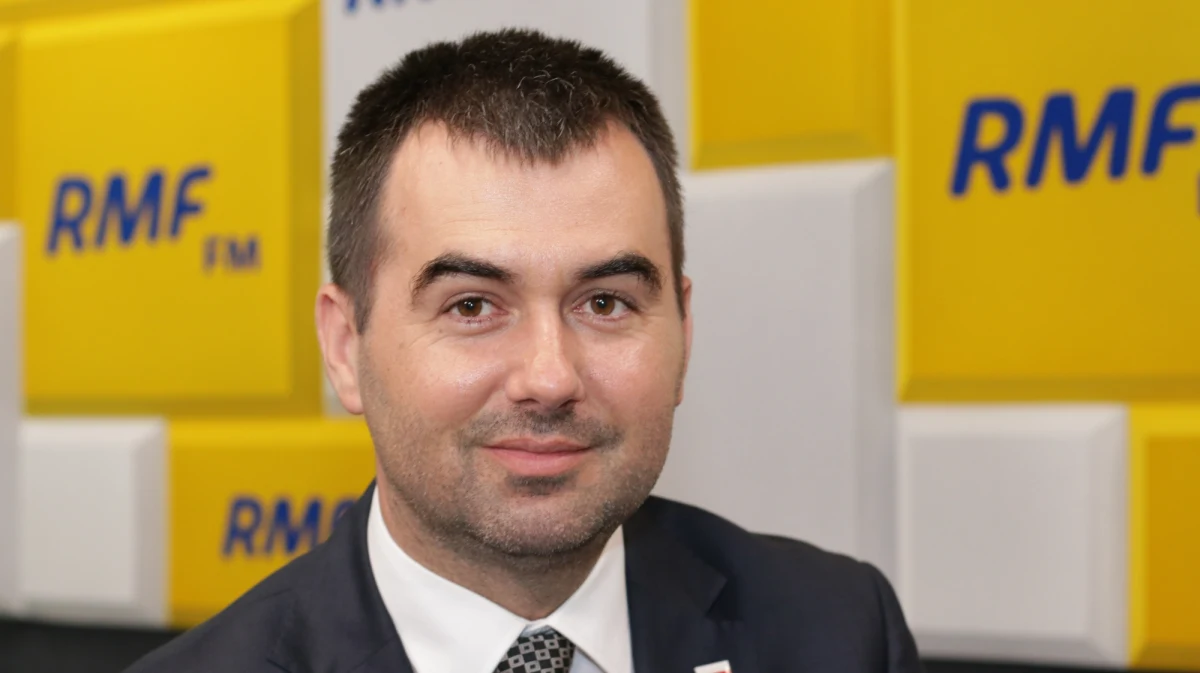 "Lista nowych ministrów jest znana prezydentowi. Prezydent jest zadowolony z propozycji ministerialnych premiera" - mówi w Popołudniowej rozmowie w RMF FM rzecznik prasowy prezydenta RP Błażej Spychalski pytany o zbliżającą się rekonstrukcję rządu. Pytany o to, czy odwołanie ministrów nastąpi podczas publicznej uroczystości, odpowiada: "Nie wydaje mi się, żeby była taka praktyka, żeby odwołanie ministrów następowało przed kamerami" .