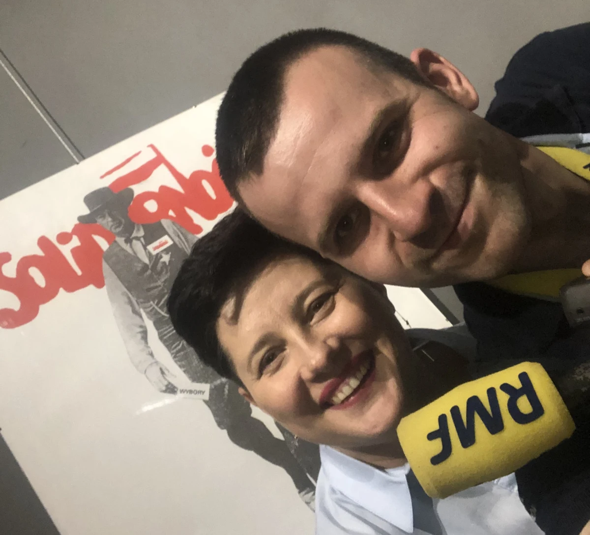 "O tym, że Tomek jest autorem plakatu, dowiedziałam się po naszej pierwszej randce. Sprawdzałam w internecie, kto to tak naprawdę jest. I pokazało mi się małe zdjęcie, gdzie wręczano mu nagrodę w Stanach Zjednoczonych, przy okazji wystawy o największych, najważniejszych plakatach w historii. I myślę sobie: „Zbieżność nazwisk?”. Przyznałam się Tomkowi, że sprawdzałam trochę informacji o nim, zapytałam, czy to on jest twórcą tego plakatu. A on po chwili ciszy powiedział: No tak, jestem…" - wspomina w rozmowie z RMF FM Monika Sarnecka, wdowa po Tomaszu Sarneckim, autorze słynnego plakatu "W samo południe - 4 czerwca 1989". Ten plakat to główny motyw obchodów 30. rocznicy częściowo wolnych wyborów 1989 roku.