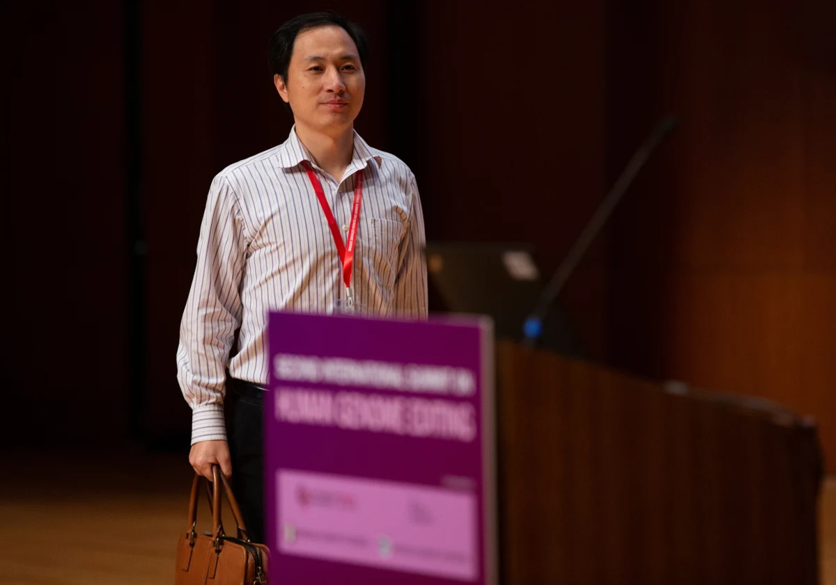 Coraz bardziej niepokojące doniesienia w sprawie bliźniaczek urodzonych w Chinach po genetycznej modyfikacji. Wyniki analiz, opublikowane na łamach czasopisma "Nature Medicine" przez naukowców z University of California w Berkeley wskazują, że mutacja genów, która ma je chronić przed zakażeniem wirusem HIV, aż o 21 proc. zwiększa ryzyko przedwczesnej śmierci. Ogłoszona w listopadzie informacja o eksperymencie wykonanym przez He Jiankui wywołała w świecie naukowym - i nie tylko - potężne kontrowersje. Wygląda na to, że dotyczące jej poważne wątpliwości natury etycznej są uzasadnione. 