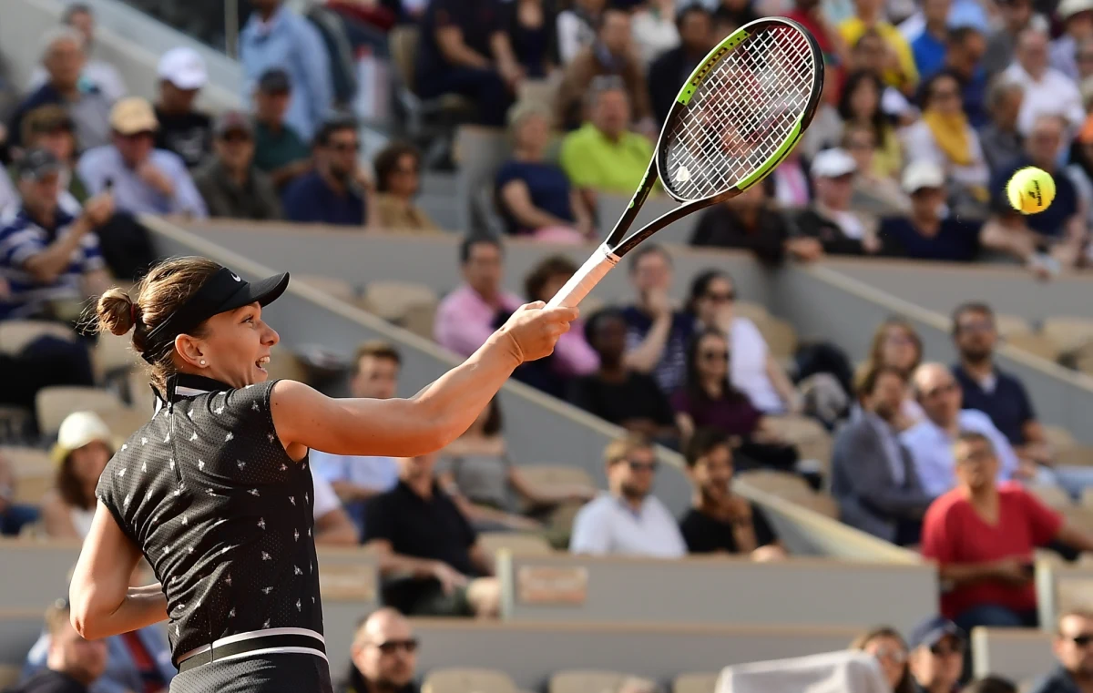 Broniąca tytułu Simona Halep uważa, że mecz 1/8 finału był jej najlepszym jak na razie spotkaniem w tej edycji French Open. Pochwaliła też swoją rywalkę Igę Świątek. "Na pewno zajdzie daleko. Będzie tylko lepiej" - oceniła rumuńska tenisistka.