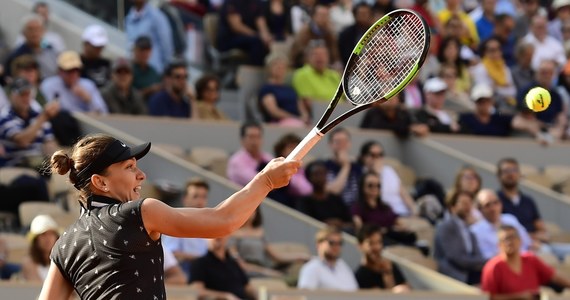Broniąca tytułu Simona Halep uważa, że mecz 1/8 finału był jej najlepszym jak na razie spotkaniem w tej edycji French Open. Pochwaliła też swoją rywalkę Igę Świątek. "Na pewno zajdzie daleko. Będzie tylko lepiej" - oceniła rumuńska tenisistka.