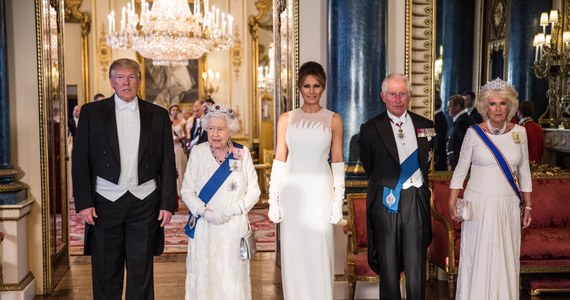 Toast za "wieczną przyjaźń" między Amerykanami i Brytyjczykami oraz długie rządy królowej Elżbiety II wzniósł prezydent USA Donald Trump podczas swej przemowy w trakcie uroczystego bankietu w Pałacu Buckingham. Również monarchini mówiła o "silnych więziach" między oboma krajami i wskazała na szkockie korzenie amerykańskiego prezydenta.