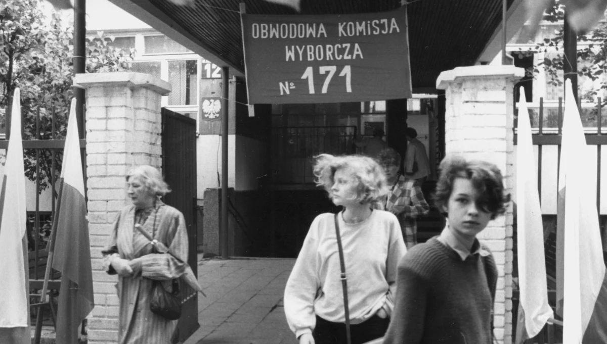 Nie ukrywam, że 4 czerwca 1989 roku ma w mojej pamięci szczególne miejsce. I mimo usilnych prób przechwycenia tej daty przez jedną stronę polskiego sporu, nie sądzę, by miał to miejsce utracić. Wszystko przez to, że wciąż dobrze pamiętam nadzieję, radość i dumę z tego co się wtedy wydarzyło. I wciąż doceniam decyzję większości wyborców, by w pełni odrzucić całą podłość i kłamstwo PRL-u. Bez względu na to, co myślimy o dalszym rozwoju sytuacji, musimy przyznać, że egzamin z demokracji w większości zdaliśmy w tamtą niedzielę celująco.