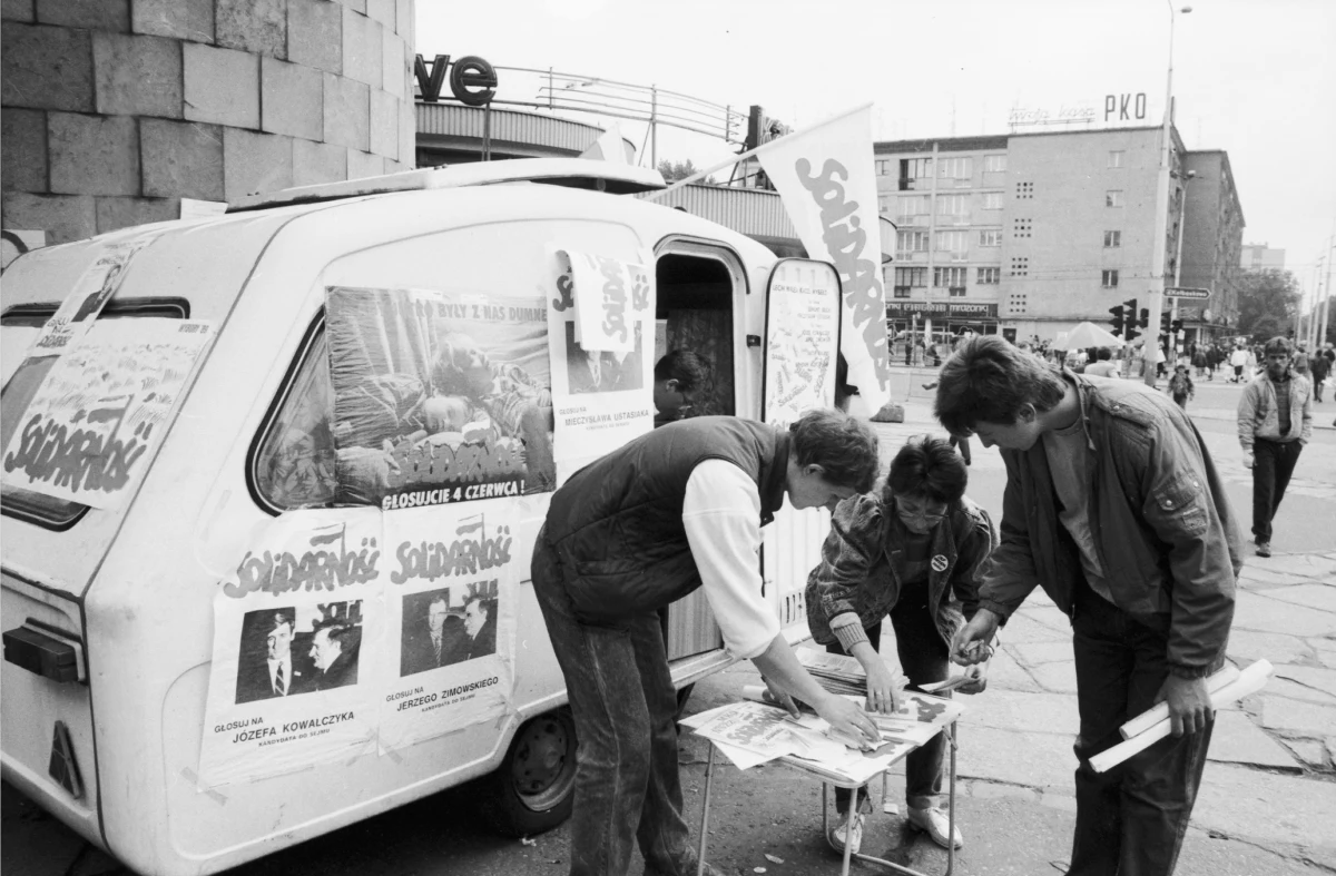 Nie sposób dziś chyba ogarnąć różnic między kampanią wyborczą w 1989 a wszystkimi późniejszymi. Inne były jej zasady prawne i polityczne, używane środki techniczne i skala zaangażowania społecznego. Być może przyjrzenie się tym różnicom pozwoli na odkrycie dawno już poniechanych, a jednak wciąż skutecznych sposobów pozyskania wyborców.