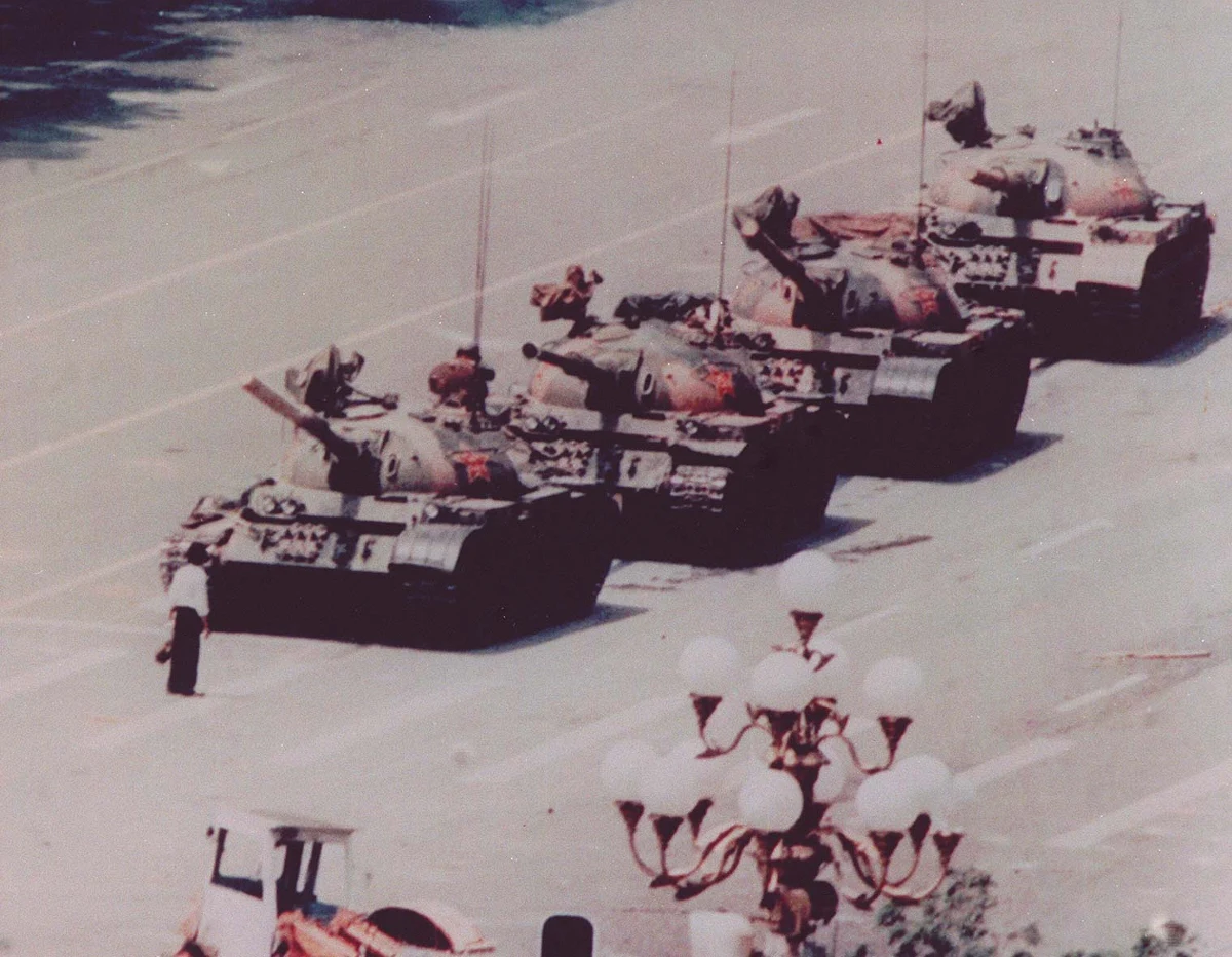 Co najmniej 10 tys. osób straciło życie w masakrze na pekińskim Placu Tiananmen w czerwcu 1989 roku - wynika z dokumentu brytyjskiej dyplomacji, który został odtajniony pod koniec 2017 roku. 4 czerwca czołgi zaatakowały kilkutysięczną demonstrację studentów, którzy okupowali Plac Niebiańskiego Spokoju. "Oficjalnie" liczbę śmiertelnych ofiar podaje się w przedziale od 200 osób do 2,7 tysięcy.  