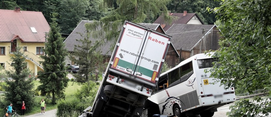 Zarzuty spowodowania katastrofy w ruchu lądowym skutkującej ciężkimi obrażeniami ciała usłyszał 87-letni kierowca. 8 czerwca ubiegłego roku doprowadził on w Tenczynie na zakopiance do czołowego zderzenia autobusu przewożącego 42 dzieci z tirem.