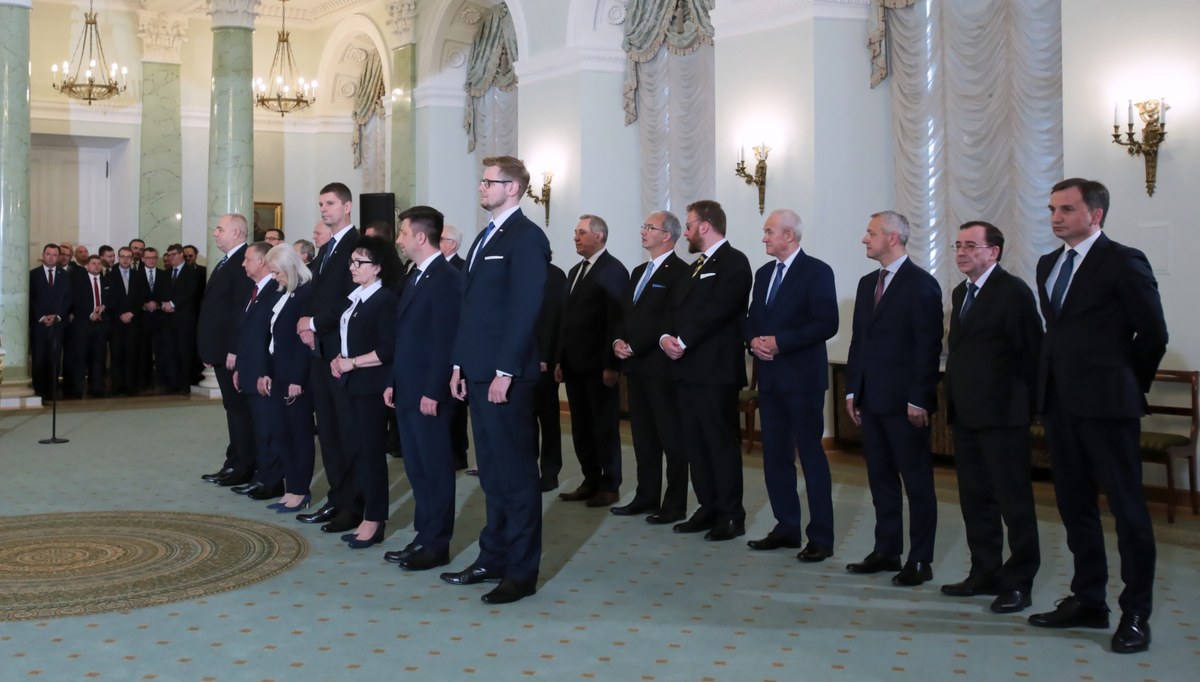 Prezydent Andrzej Duda wręczył nominacje nowym ministrom. Zmiany – spowodowane głównie przez wybory do Parlamentu Europejskiego – są m.in. na stanowiskach szefa MSWiA oraz ministra edukacji. Ze swojego stanowiska ustąpiła także szefowa resortu finansów Teresa Czerwińska.