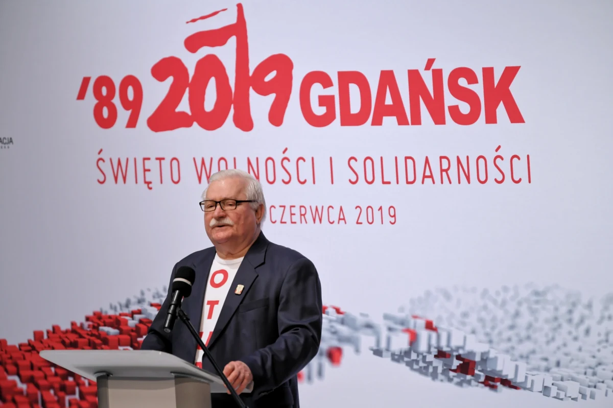 "Cieszmy się, że temu pokoleniu udała się rzecz nieprawdopodobna - bez wojny atomowej otworzyliśmy szansę dla świata" - powiedział były prezydent Lech Wałęsa, który w Gdańsku uczestniczył w debacie "30 lat polskiej demokracji". Debata jest częścią obchodów, które Europejskie Centrum Solidarności zorganizowało w związku z 30-leciem wyborów w czerwcu 1989 r. 