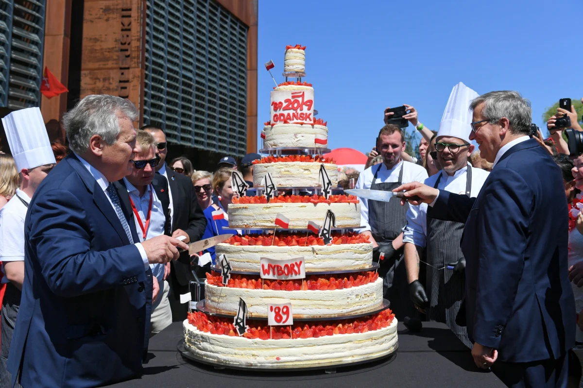 Przed Europejskim Centrum Solidarności w samo południe 4 czerwca wybrzmiał uroczysty Mazurek Dąbrowskiego. Chwilę później uczestnicy gdańskich obchodów upamiętniających 30. rocznicę częściowo wolnych wyborów podpisali i proklamowali "Gdańską deklarację wolności i solidarności".