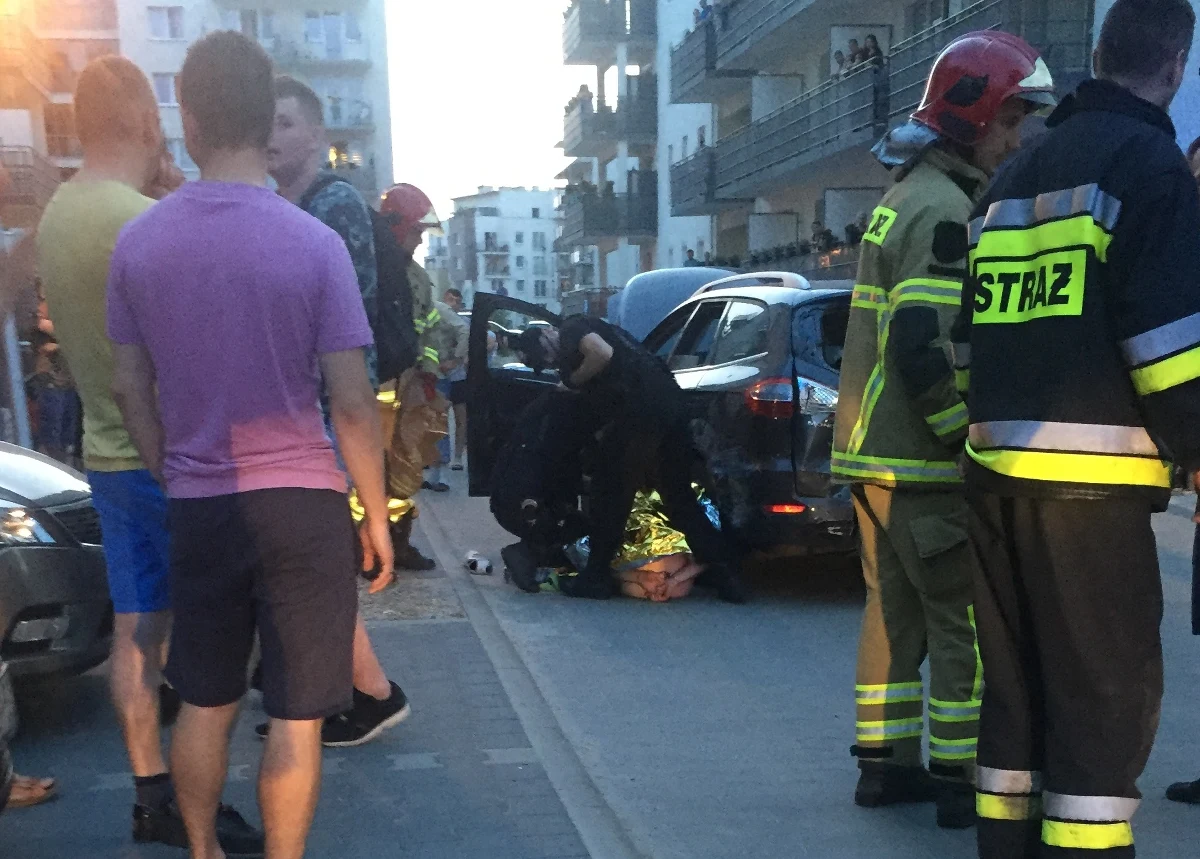 Groźny wypadek w Zielonej Górze w Lubuskiem. Samochód osobowy wjechał tam na plac zabaw. 