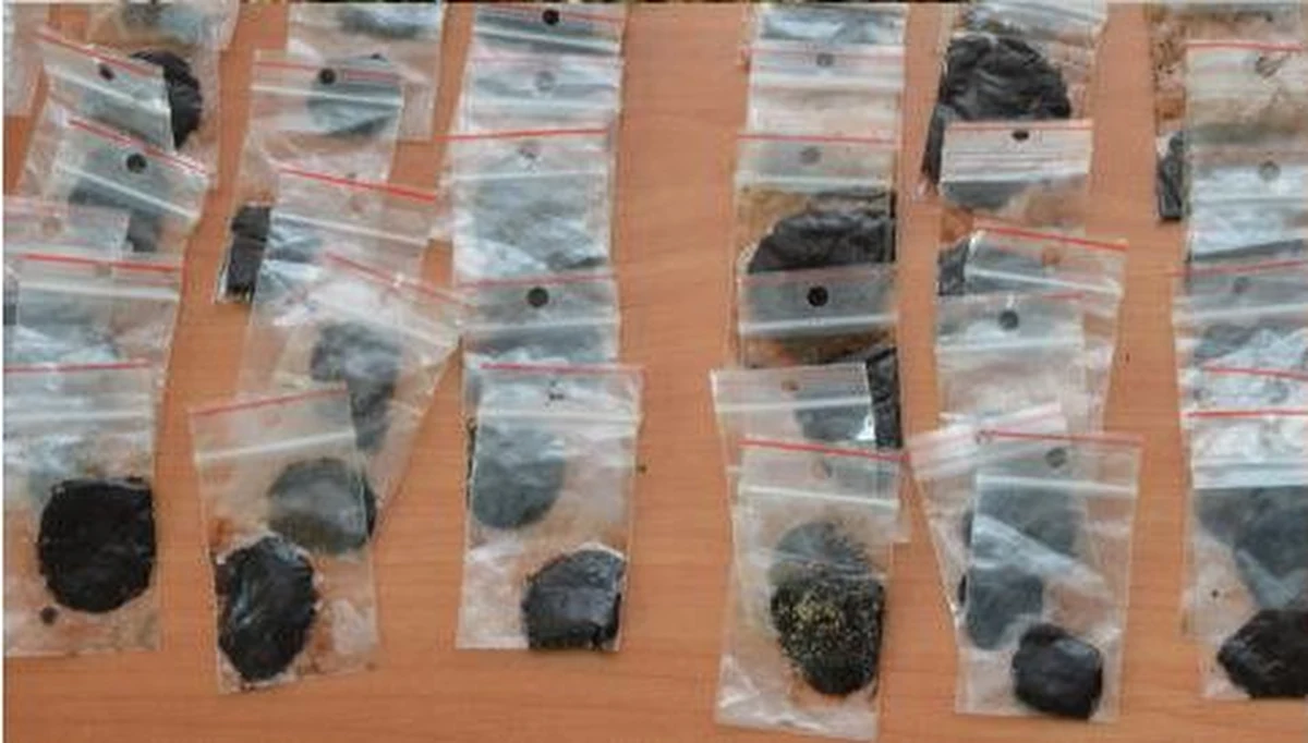 Zarzuty sprzedawania i posiadania znacznych ilości narkotyków i tzw. dopalaczy usłyszało dwóch mężczyzn, których zatrzymała policja w Rabce-Zdroju. Wcześniej sprzedali oni narkotyki 17-latce narażając ją na niebezpieczeństwo ciężkiego uszczerbku na zdrowiu – poinformował rzecznik małopolskiej policji Sebastian Gleń.