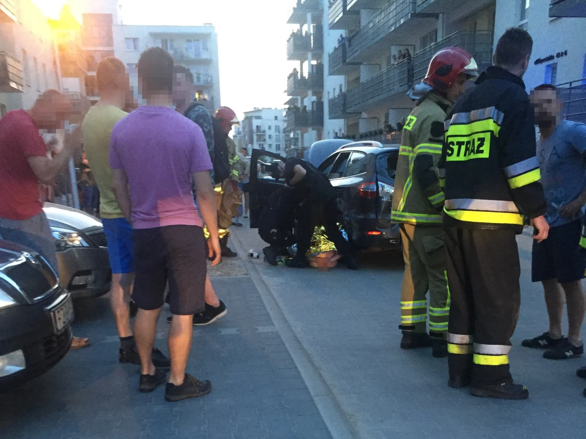 Kierowca, który wieczorem spowodował groźny wypadek na placu zabaw w Zielonej Górze w Lubuskiem, jest pod nadzorem policji na obserwacji w szpitalu. 41-latka nie można na razie przesłuchać, bo - jak mówią lekarze - wciąż jest pod wpływem silnych środków odurzających. 13-letni chłopiec, który został ranny w wypadku, trafił do szpitala ze złamaną miednicą.