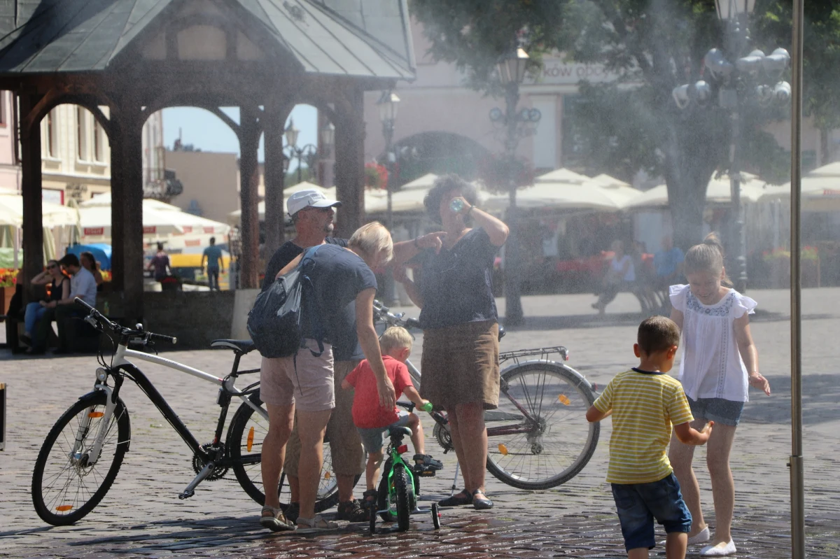 Instytut Meteorologii i Gospodarki Wodnej wydał w środę ostrzeżenia pierwszego stopnia przed upałem, które obejmuje województwa: zachodniopomorskie, pomorskie (z wyłączeniem powiatów: puckiego, gdańskiego oraz gdyńskiego), kujawsko-pomorskie, lubuskie i zachodnie powiaty wielkopolskiego.
