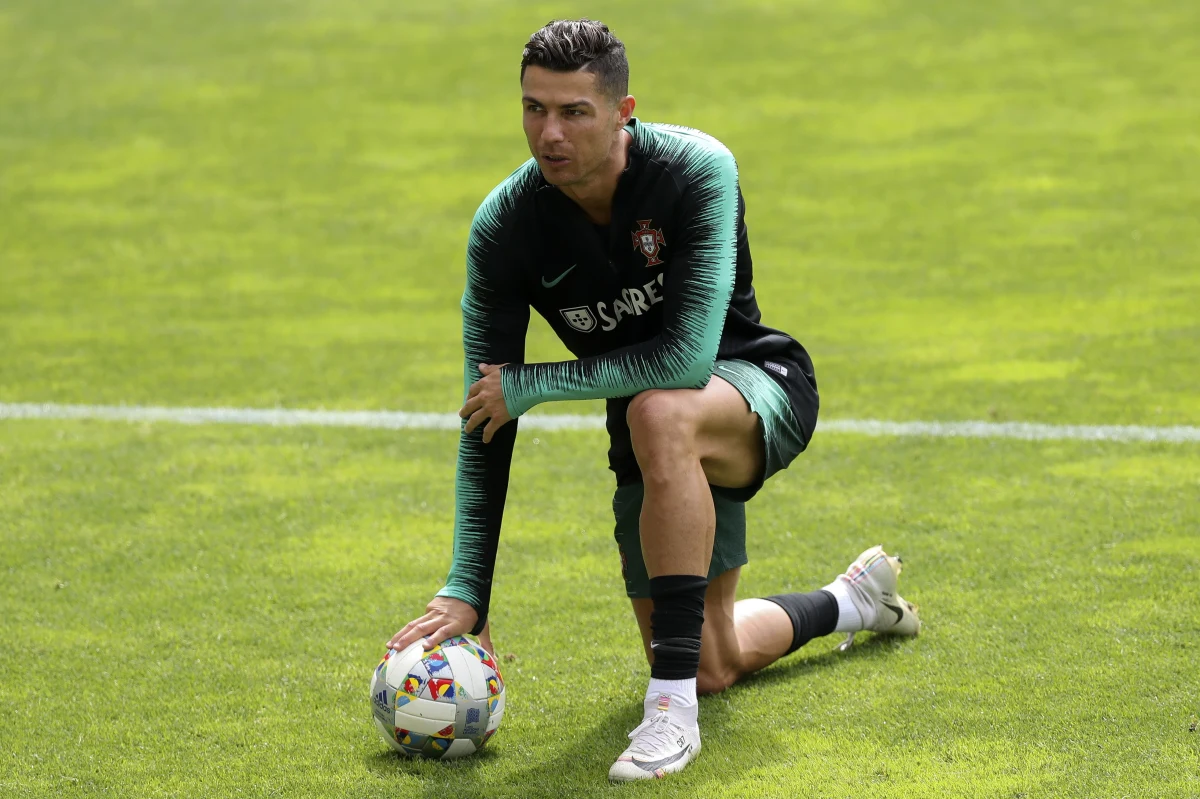 Koniec problemów Cristiano Ronaldo? Jak podaje "Bloomberg", Kathryn Mayorga, która oskarżała Portugalczyka o gwałt, dobrowolnie wycofała pozew przeciwko piłkarzowi. 
