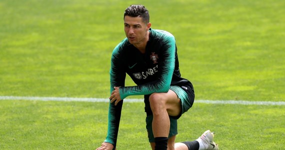 Koniec problemów Cristiano Ronaldo? Jak podaje "Bloomberg", Kathryn Mayorga, która oskarżała Portugalczyka o gwałt, dobrowolnie wycofała pozew przeciwko piłkarzowi. 