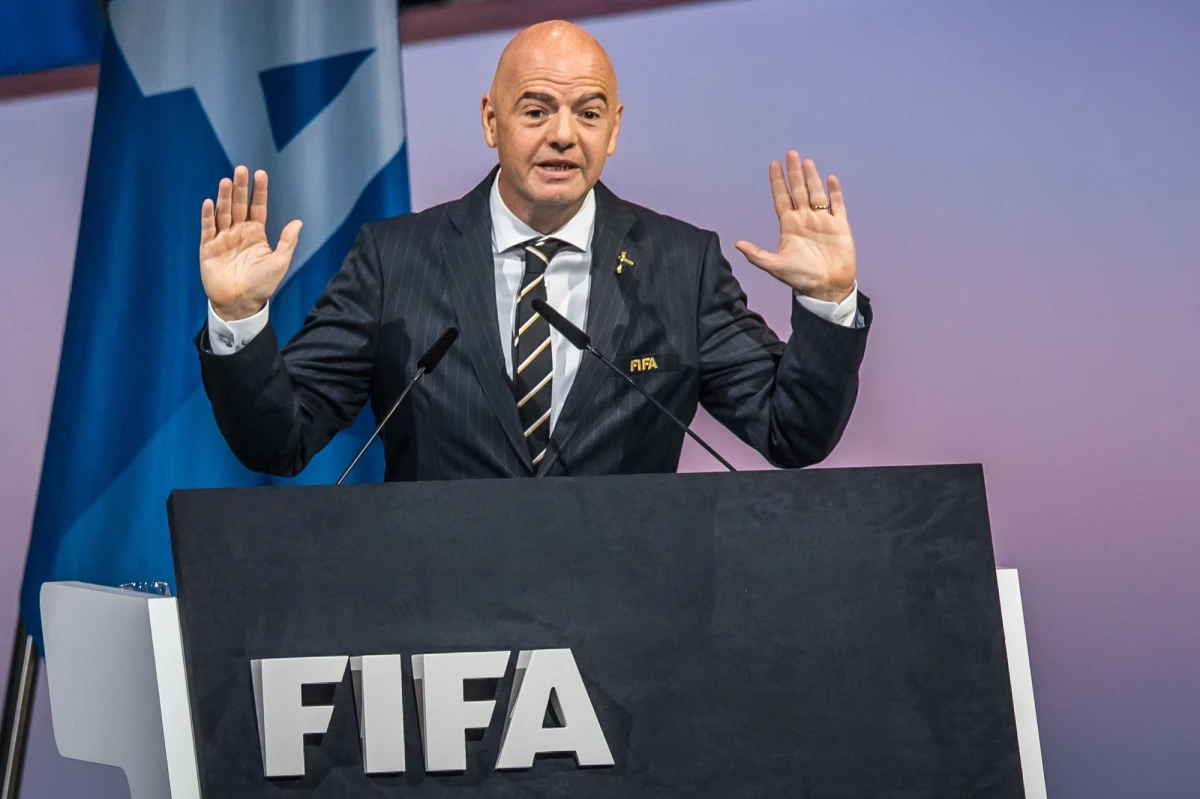Szef Międzynarodowej Federacji Piłkarskiej (FIFA) Gianni Infantino został wybrany na kolejną kadencję: podczas kongresu w Paryżu delegaci udzielili mu poparcia przez aklamację. Funkcję 49-letni Szwajcar pełnić będzie do 2023 roku.
