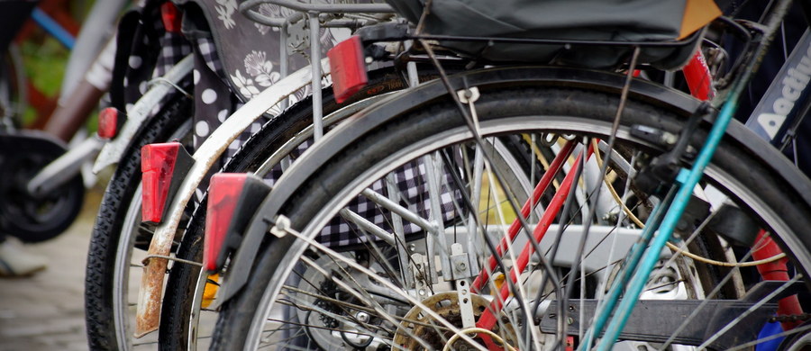 Samochód osobowy potrącił 17-letnią rowerzystkę w Odolanowie w powiecie ostrowskim (woj. wielkopolskie). Nie udało się jej uratować.  