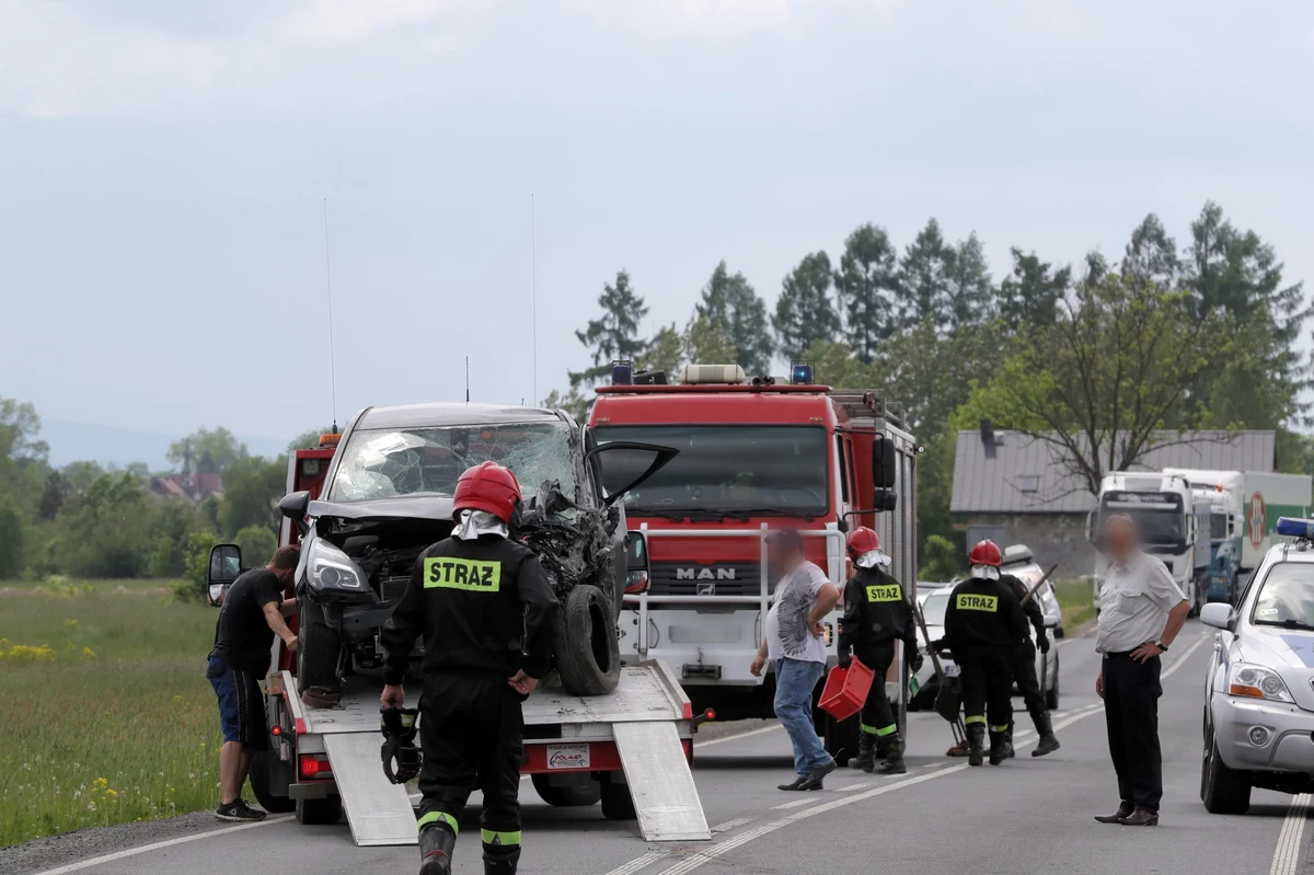 Po zderzeniu busa z samochodem osobowym przez około godziny zablokowana była droga wojewódzka 958 pomiędzy Czarnym Dunajcem a Wróblówką na Podhalu. W wyniku wypadku rannych zostało dziewięć osób, z czego cztery zabrano do szpitala.