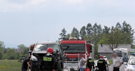 Po zderzeniu busa z samochodem osobowym przez około godziny zablokowana była droga wojewódzka 958 pomiędzy Czarnym Dunajcem a Wróblówką na Podhalu. W wyniku wypadku rannych zostało dziewięć osób, z czego cztery zabrano do szpitala.