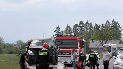 Wypadek w Czarnym Dunajcu. Osobówka zderzyła się czołowo z busem