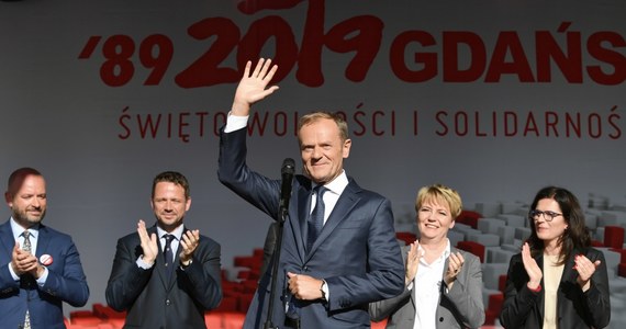 Donald Tusk przemówił w Gdańsku w Święto Wolności i Solidarności i wezwał zwolenników totalnej opozycji, by nie byli anty-PiS-em, ale byli za. Wezwał też, by nie tracili nadziei i byli uśmiechnięci. Hmmm. To wygląda faktycznie na przełomowy plan. Problem w tym, że nawet jeśli Donald Tusk zdaje sobie sprawę, że zacięty anty-PiS-izm nie daje opozycji nowego wyborczego paliwa, nic z tym nie może zrobić. Sam bowiem jest jego najbardziej wyrazistą, niekoniecznie uśmiechniętą, twarzą. Kluczowy - i jedyny faktycznie wprowadzony - pomysł opozycji jako totalnego frontu odmowy w praktyce bardzo trudno bowiem odwrócić. Tym bardziej, że najbardziej zagorzali wyborcy opozycji wcale tego nie oczekują.
