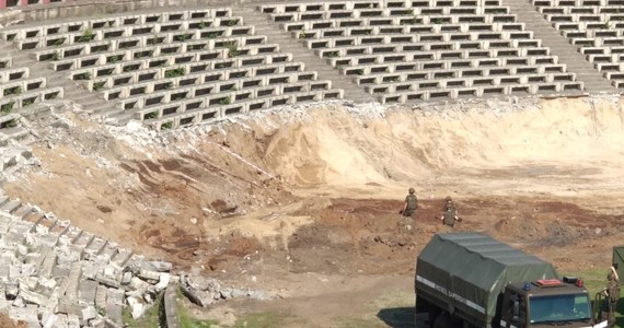 Prawie 40 pocisków artyleryjskich wykopali saperzy na terenie remontowanego stadionu Pogoni Szczecin. Na podejrzane przedmioty wczoraj natrafili budowlańcy prowadzący prace rozbiórkowe. 