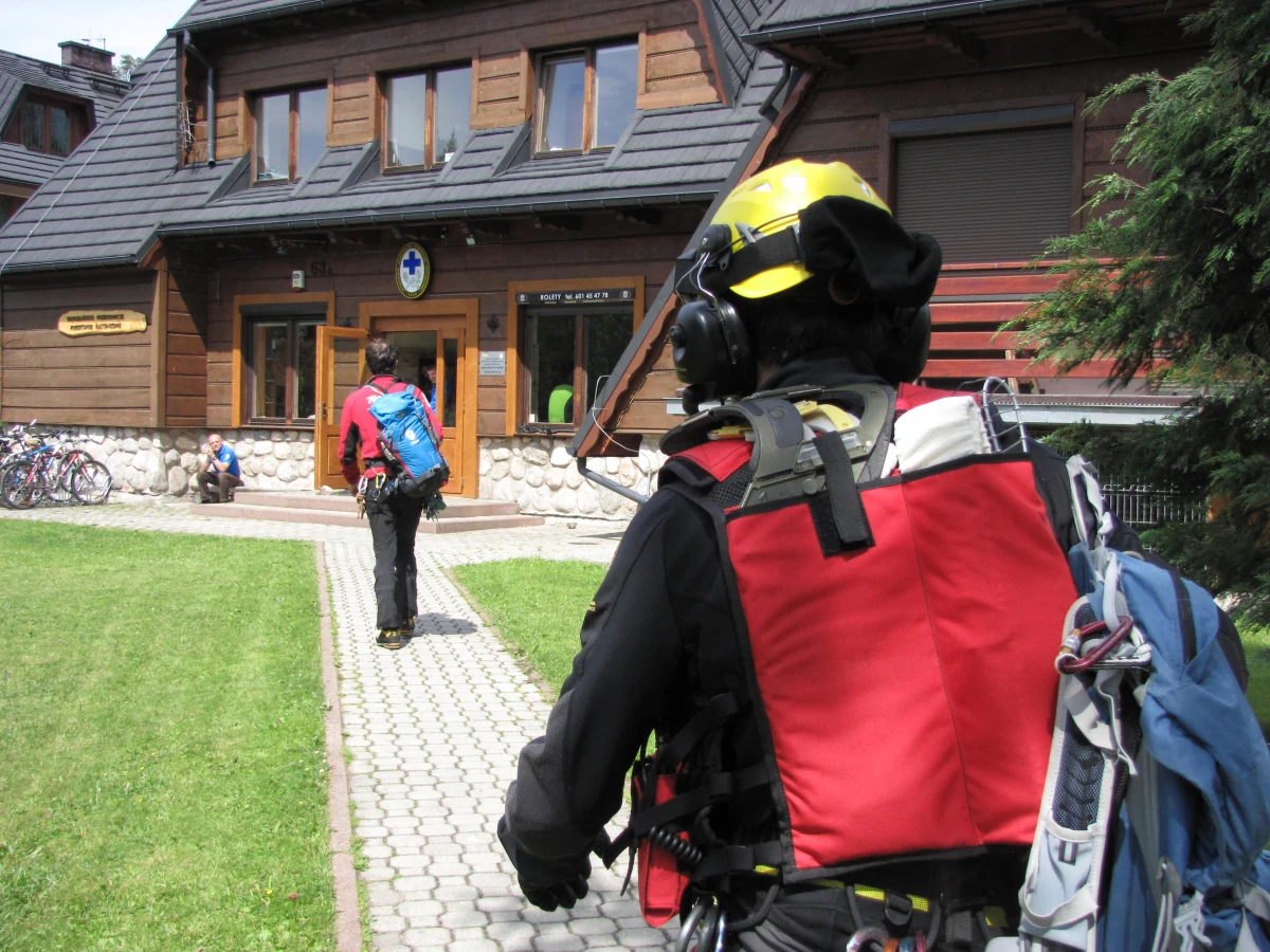 Ratownicy TOPR na pokładzie śmigłowca przetransportowali do zakopiańskiego szpitala turystę, który spadł w przepaść, schodząc z Przełęczy Krzyżne w Tatrach. Doznał m.in. urazów.