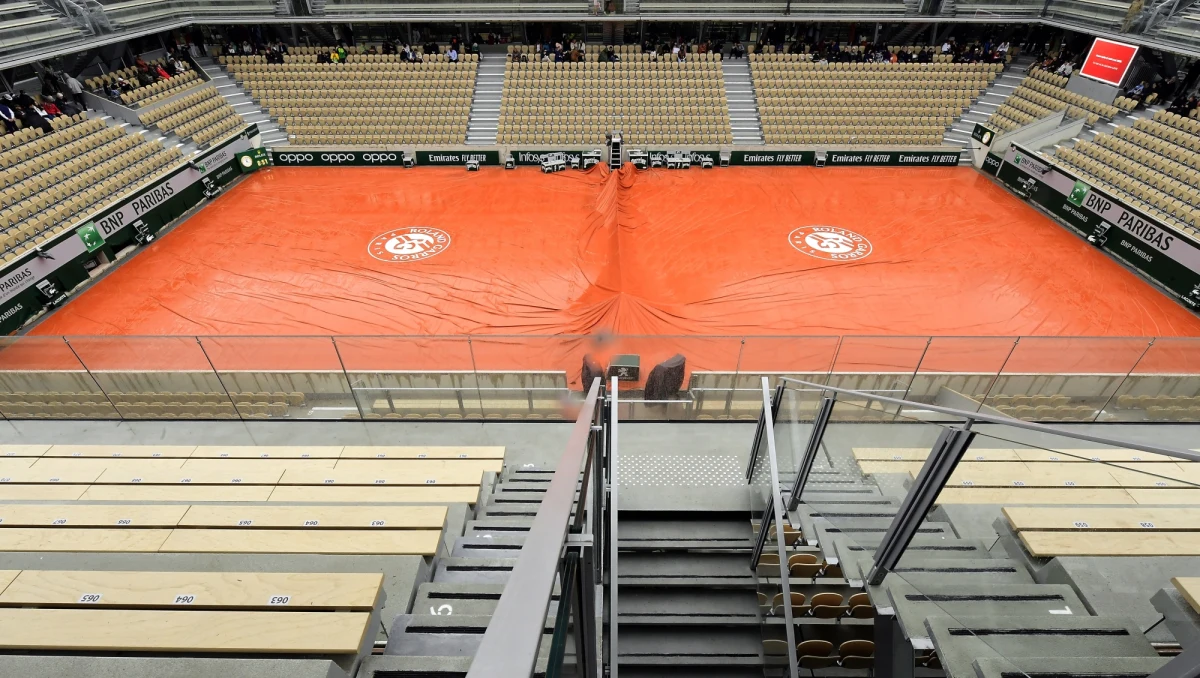 Z powodu padającego nieustannie deszczu odwołano wszystkie zaplanowane na środę mecze wielkoszlemowego turnieju tenisowego French Open - poinformowali organizatorzy. Tego dnia rozegrane miały zostać m.in. cztery spotkania ćwiercfinałowe w singlu - po dwa kobiece i męskie.