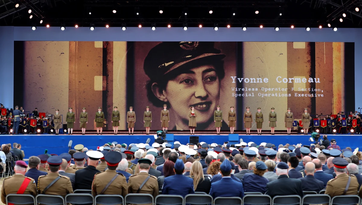 Brytyjska królowa Elżbieta II i liderzy piętnastu państw - w tym prezydenci USA Donald Trump i Francji Emmanuel Macron oraz premier Mateusz Morawiecki - oddali w środę hołd weteranom, świętując 75. rocznicę lądowania aliantów w Normandii.