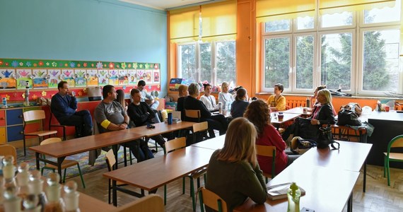 Nauczyciele i pracownicy oświaty, którzy brali udział w kwietniowym proteście, będą mogli otrzymać pomoc ze społecznego funduszu strajkowego „Wspieram Nauczycieli” najwcześniej pod koniec czerwca – wynika z informacji, którą w środę ZNP przekazał PAP.