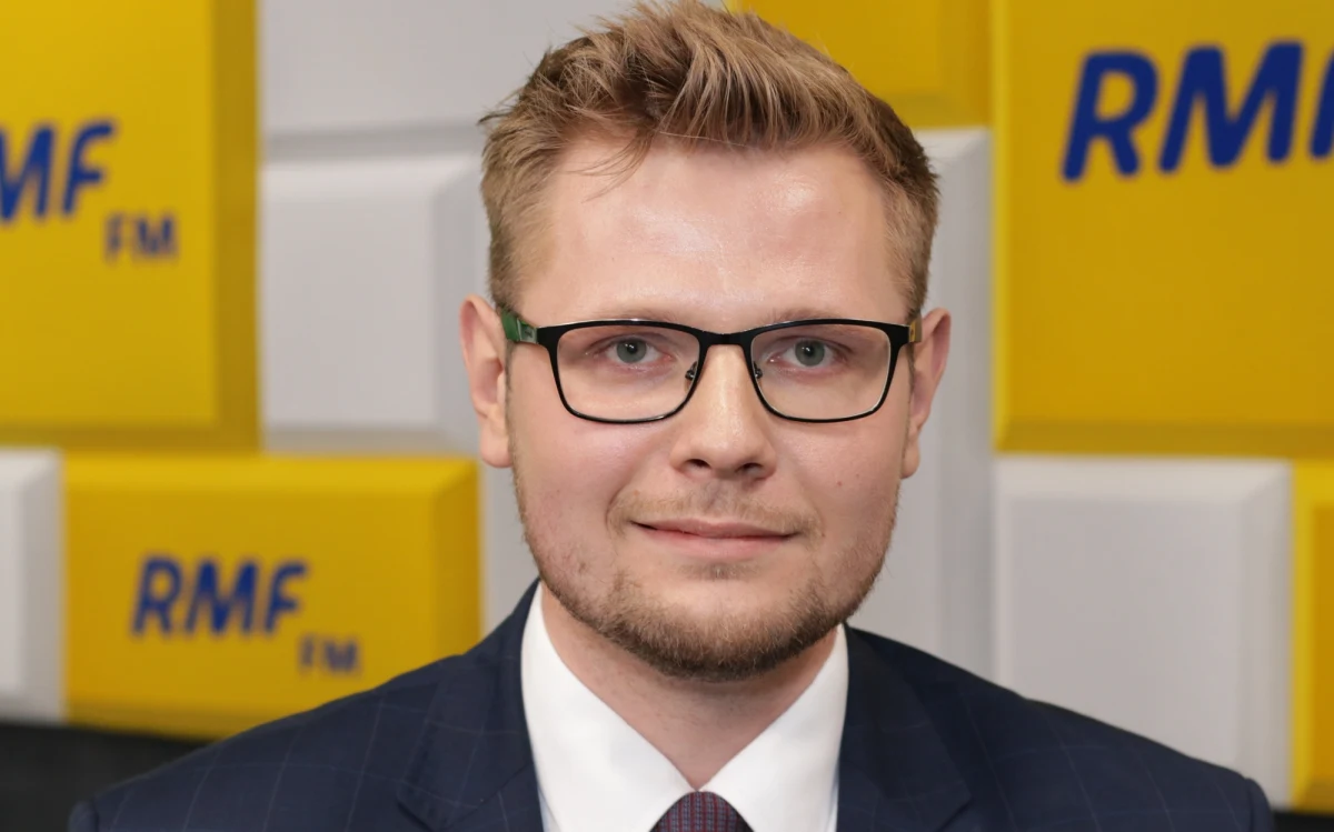 Ilu pracowników liczy departament pomocy humanitarnej? "Sam zespół nie jest wybitnie liczny" – przyznał Michał Woś, 28-letni konstytucyjny minister rządu Mateusza Morawieckiego, który ma koordynować pomocą humanitarną. Jaki budżet ma do dyspozycji minister Woś? Na to pytanie nie usłyszeliśmy odpowiedzi. "Odpowiadam za koordynację. To ja powinienem tak zorganizować pracę, żeby szereg instytucji odpowiedzialnych ze sobą dobrze współpracowało" – oświadczył gość Popołudniowej rozmowy w RMF FM – "Ten urząd kończy z Polską resortową. Kończy z tym, że pięć różnych ministerstw między sobą się przepycha, bo nikt nie wie, co i w którym kierunku powinniśmy zrobić".