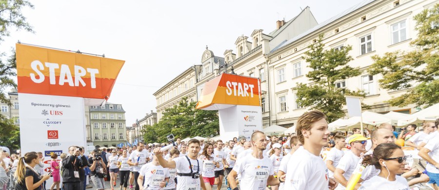 Już 8 wrześnie wystartuje 8. edycja popularnej sztafety biznesowej Poland Business Run. Bieg odbędzie się w 10 miastach Polski i tradycyjnie pozwoli pomóc osobom po amputacjach i z niepełnosprawnością ruchową. By wziąć w nim udział, wystarczy zebrać 5-osobową drużynę spośród kolegów z pracy lub grona znajomych, zapisać się online i uiścić opłatę startową. Rejestracja trwa.