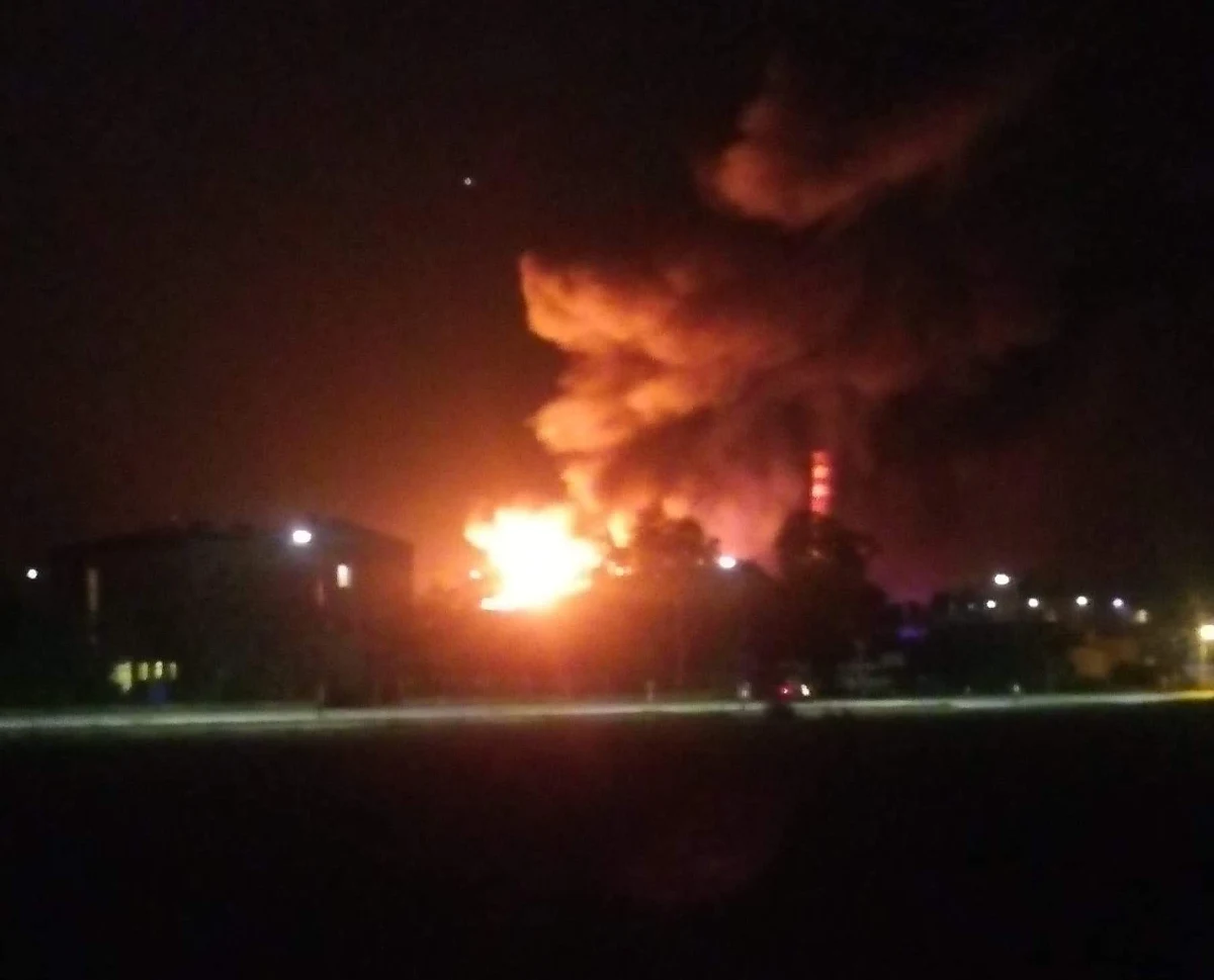 Od kilku godzin strażacy walczą z pożarem na terenie firmy w Jaworze na Dolnym Śląsku. Ogień pojawił się w jednej z hal, gdzie znajdowały się odpady. Z pożarem walczy stu strażaków. 