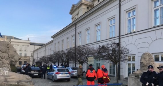 Mężczyzna, który staranował samochodem bramę Pałacu Prezydenckiego, nie poniesie za to kary - pisze w czwartek "Rzeczpospolita". Zgodnie z informacjami gazety, biegli orzekli, że był on niepoczytalny.