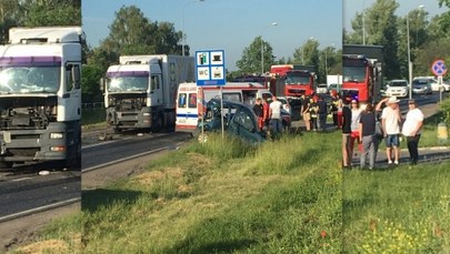 Groźny wypadek we Wrześni. Tir zderzył się z osobówką