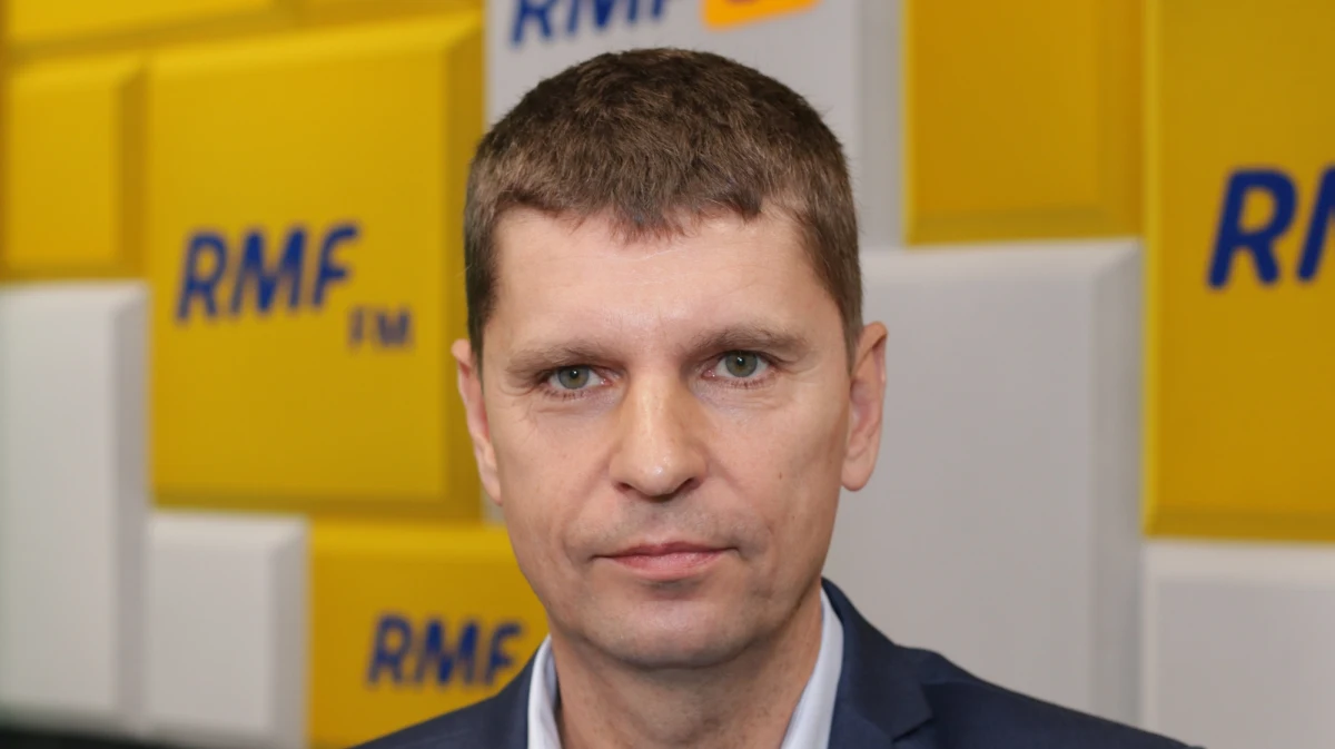 Na jakiej podstawie pan uważa, że (wczesne wychowanie seksualne – przyp.red) prowadzi do oddawania dzieci pedofilom?  - pytał nowego szefa MEN Robert Mazurek, nawiązując do wcześniejszej wypowiedzi Dariusza Piontkowskiego. Jeszcze kiedy nie był ministrem, Piontkowski powiedział, że wczesna edukacja seksualna, to "tak naprawdę próba wychowania dzieci, które zostaną oddane w jakimś momencie pedofilom". 