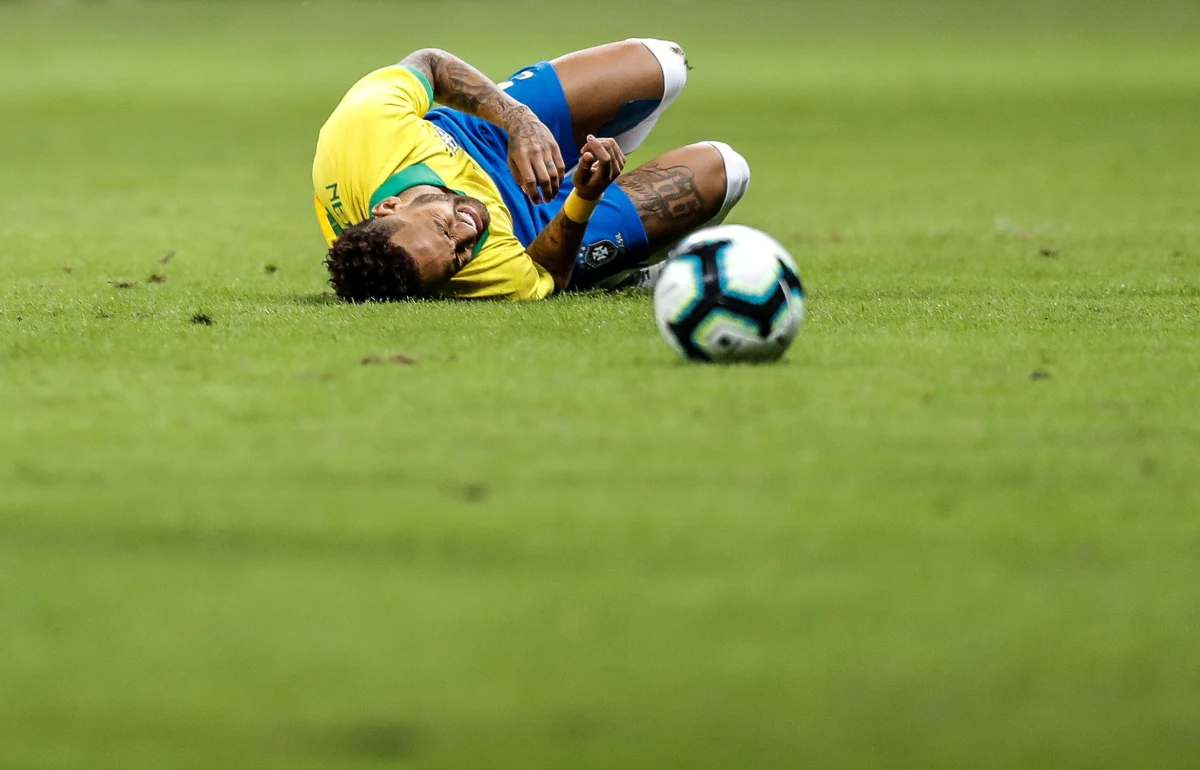 Brazylia pokonała w spotkaniu sparingowym Katar 2:0 (2:0), ale kontuzji prawej kostki doznał Neymar i nie wystąpi w zbliżającym się turnieju piłkarskim Copa America - poinformowała tamtejsza konfederacja (CBF).