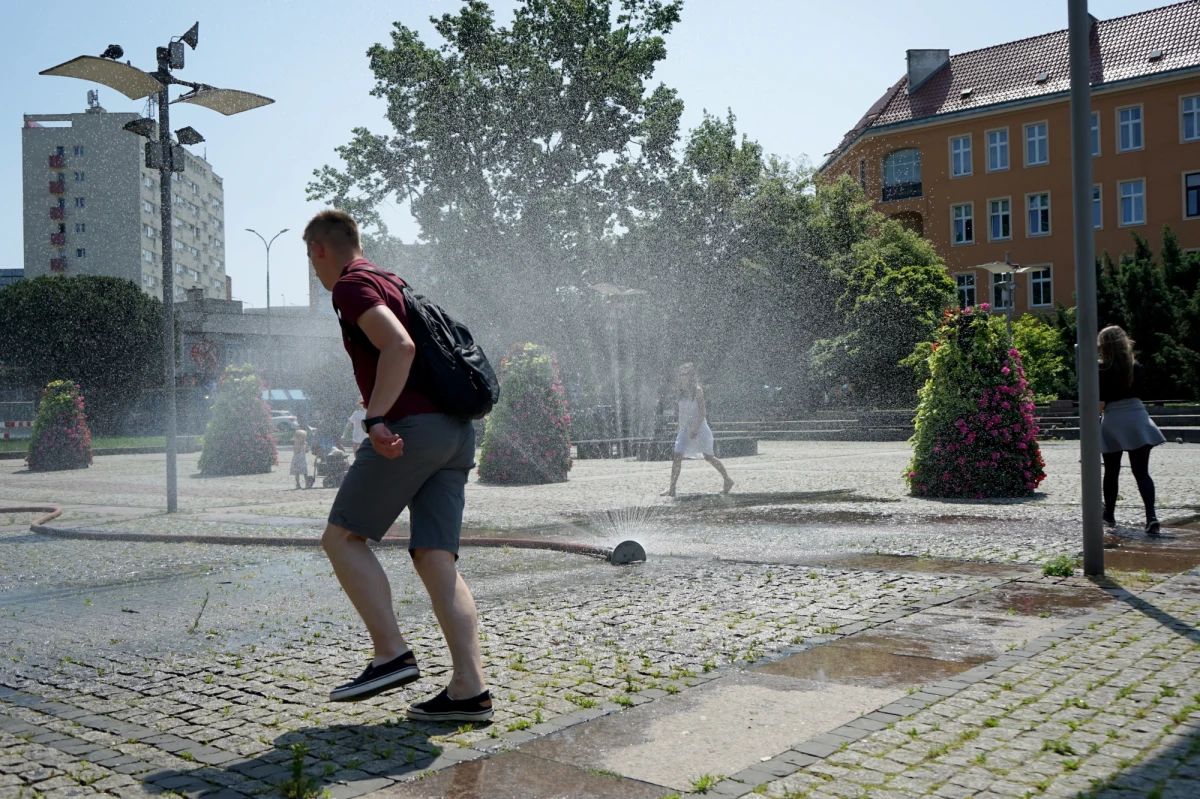 Wielkopolska, Pomorze i Pomorze Zachodnie, Kujawy, a także województwo lubuskie – to regiony, w których dzisiaj będzie najgoręcej (do 32 stopni) - ostrzega Rządowe Centrum Bezpieczeństwa. W piątek temperatura nieznacznie spadnie, a z upałami powyżej 25 stopni będą musieli radzić sobie mieszkańcy centralnej i wschodniej Polski. W sobotę w całym kraju spodziewane są burze.