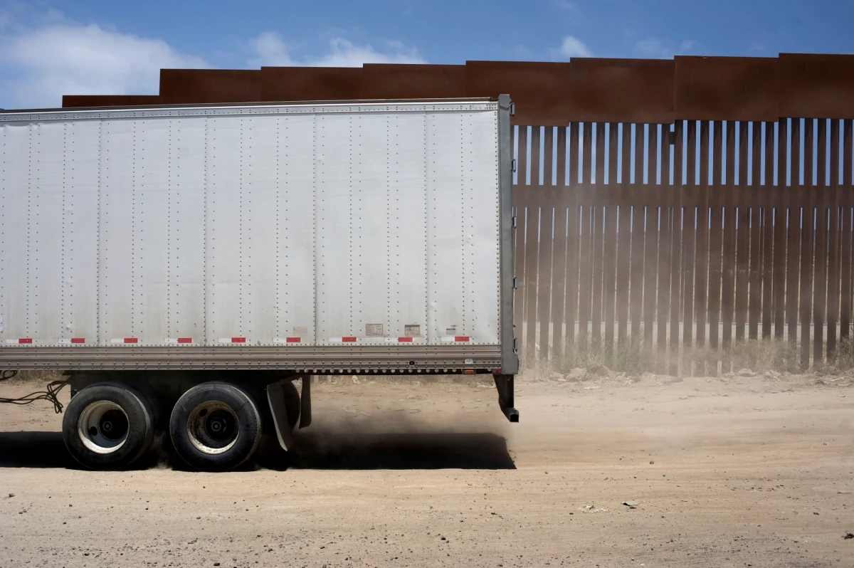 Proces w drugiej instancji 14 oskarżonych w sprawie śmierci 71 migrantów, którzy latem 2015 roku udusili się w zamkniętej ciężarówce, rozpoczął się w czwartek w Segedynie – poinformowała agencja MTI.