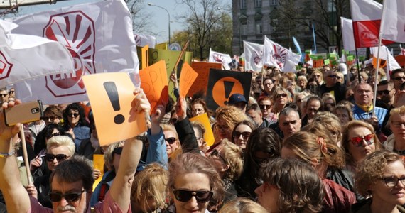 Posłowie PiS złożyli w Sejmie projekt nowelizacji ustawy Karta nauczyciela, dot. m.in. podniesienia średniego wynagrodzenia nauczycieli, wprowadzenia świadczenia na start dla nauczycieli stażystów, określenia minimalnej wysokości dodatku za wychowawstwo i skrócenia ścieżki awansu zawodowego.