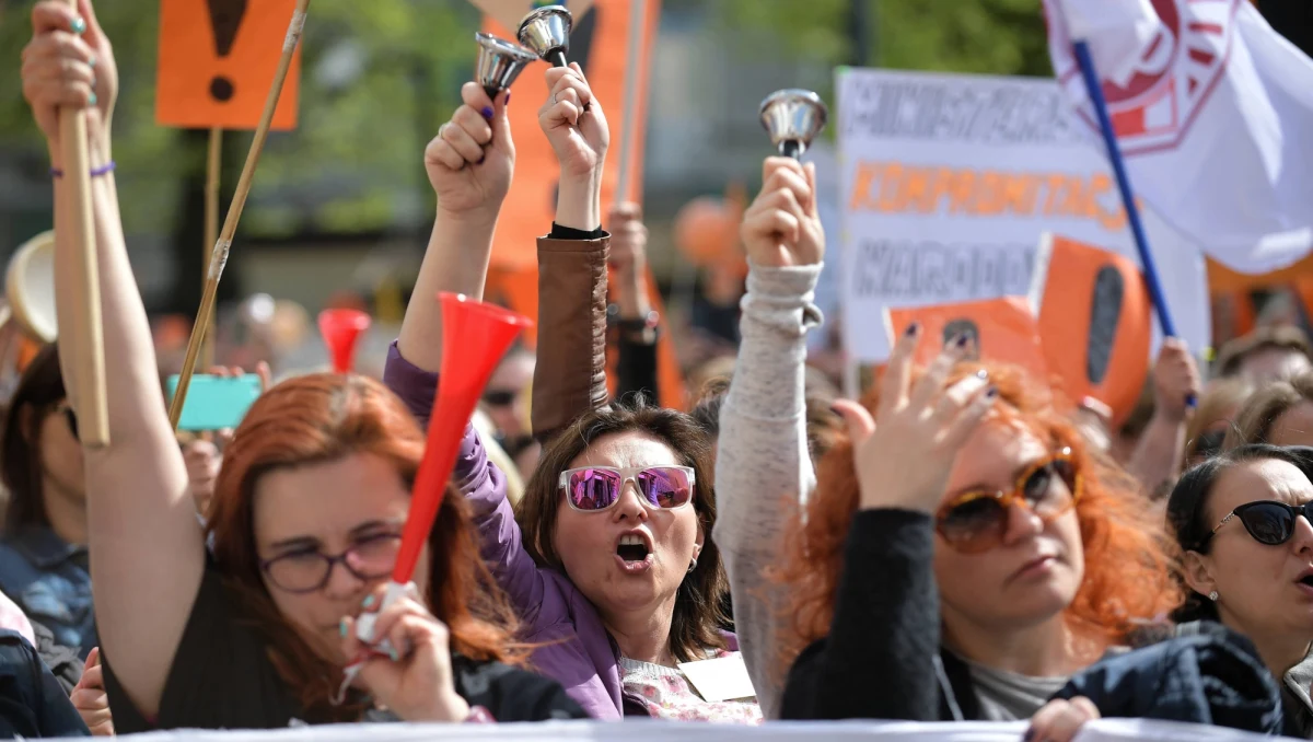 W przyszłym tygodniu warszawscy nauczyciele zaczną dostawać wypłaty z dodatkiem motywacyjnym, który de facto ma zrekompensować potrącenia za czas strajku. Niektórzy dyrektorzy szkół już zaczęli rozdzielać dodatkowe pieniądze w porozumieniu z radami pedagogicznymi.