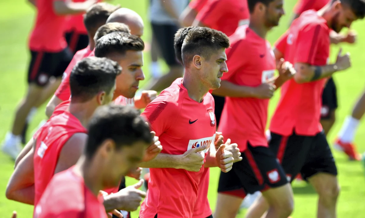 "To bardzo niewygodna drużyna, szczególnie u siebie. Na własnym boisku reprezentacja Macedonii Północnej jest nieobliczalna" - tak dzisiejszych rywali swoich zawodników ocenia selekcjoner reprezentacji Polski Jerzy Brzęczek. Biało-czerwoni zmierzą się z Macedończykami wieczorem w Skopje w ramach eliminacji Euro 2020. Zwycięstwo pozwoliłoby im umocnić się na pierwszym miejscu w grupie G.