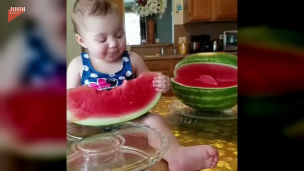 Dziewczynka widząc arbuza, bardzo chciała go spróbować. Mama więc posadziła ją na blacie kuchennym i dała duży kawał soczystego owocu. Jak będzie reakcja malucha?