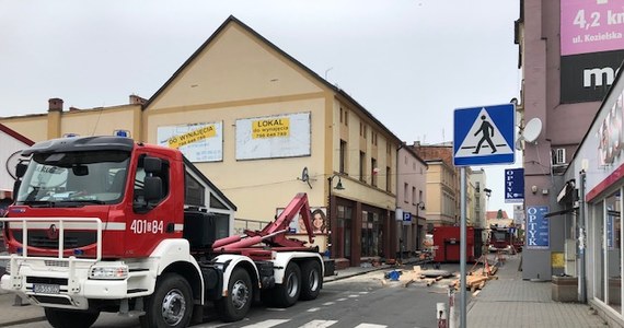 Strażacy przeszukali gruzowisko po częściowo zawalonej kamienicy w Kędzierzynie-Koźlu. "Nasze psy, które brały udział w akcji nie stwierdziły, że pod gruzowiskiem może się ktoś znajdować" - powiedział Komendant Główny PSP Leszek Suski. Po czwartkowej eksplozji 
gazu, zawaleniu się jednego piętra i pożarze, poszukiwane były dwie osoby. Świadkowie twierdzili, że mogły być w budynku, kiedy eksplodował gaz. 